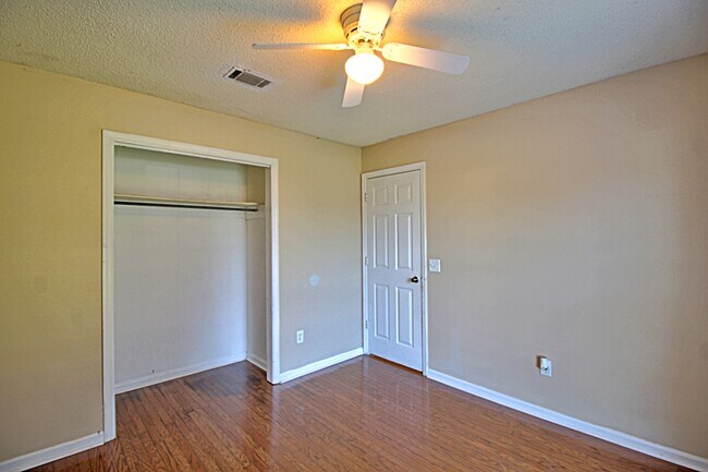 Building Photo - 948 Wedgewood Way