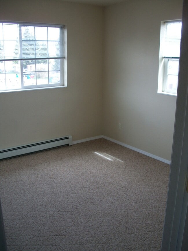 Building Photo - 2 Bedroom, 1 1/2 Bathroom Townhouse-Walking distance to MSU Campus
