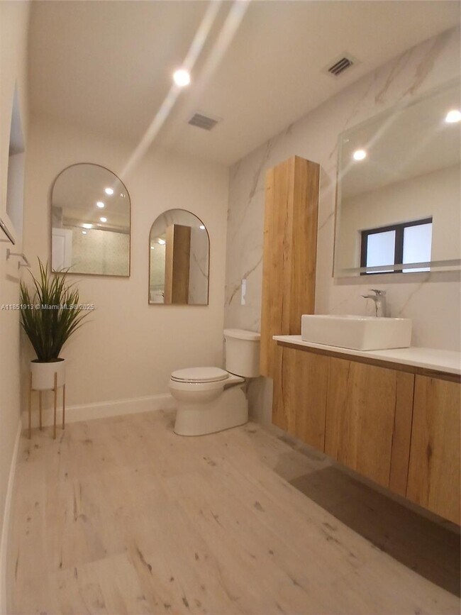 Building Photo - 1070 SW 135th Pl