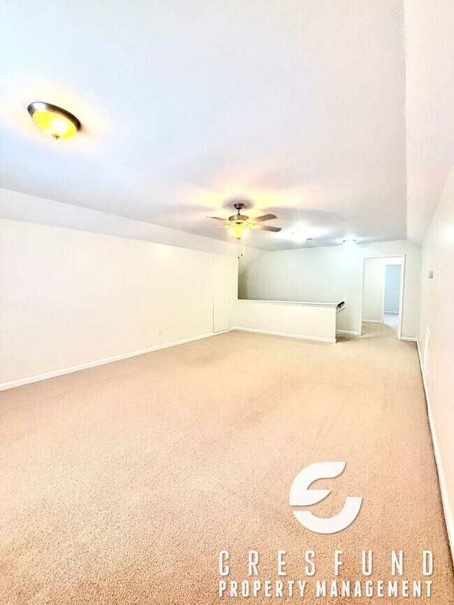 Building Photo - Freshly Painted and Spacious 4 Bedroom, 3 ...