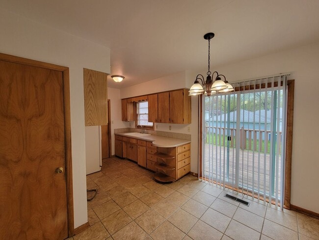 Building Photo - Great Home in quiet Waterloo Neighborhood