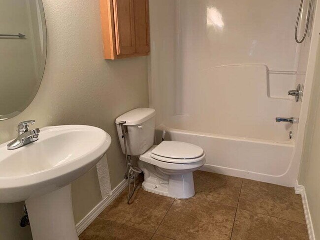 Building Photo - "Spacious 4-Bed Townhouse in Fort Walton B...