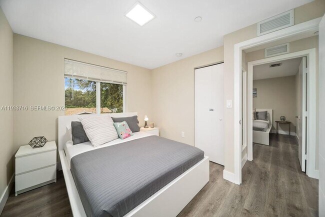 Building Photo - 2311 Scott St