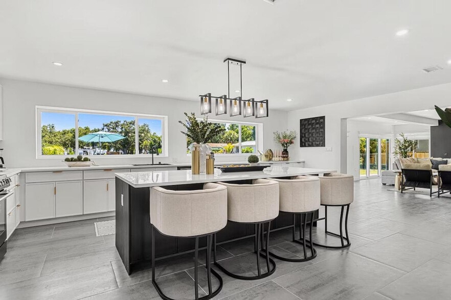 Building Photo - 650 69th Ave S