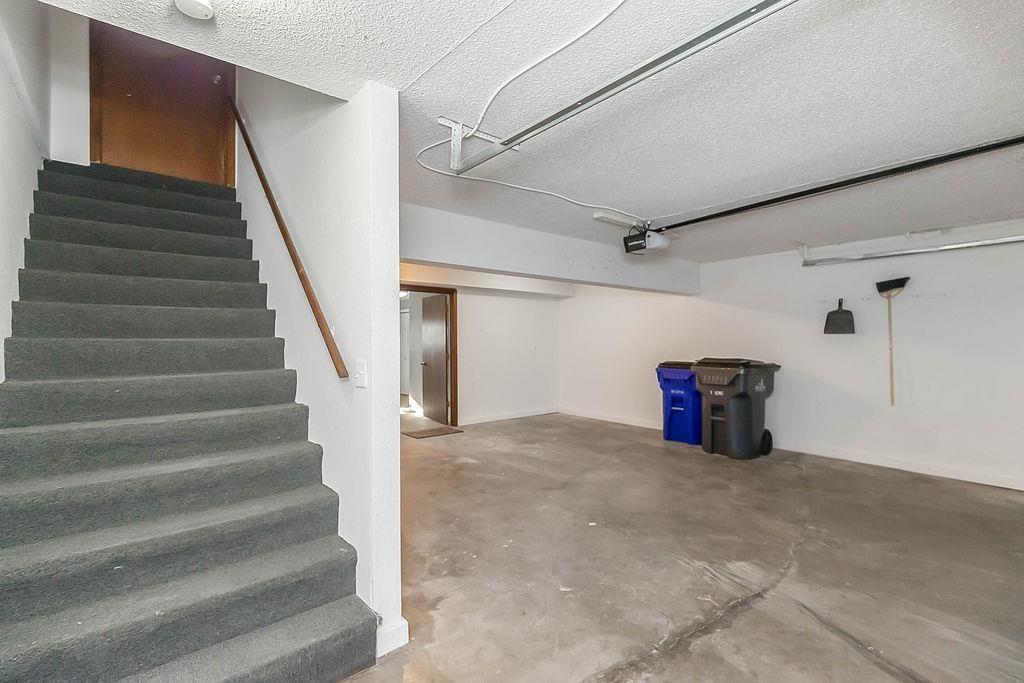 Building Photo - 1425 Martway Cir