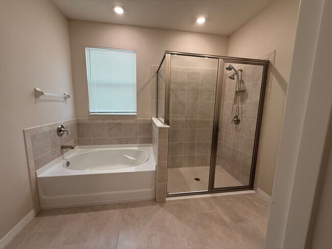 Building Photo - 3 Bedroom 2.5 Bath Single Family Home Prom...
