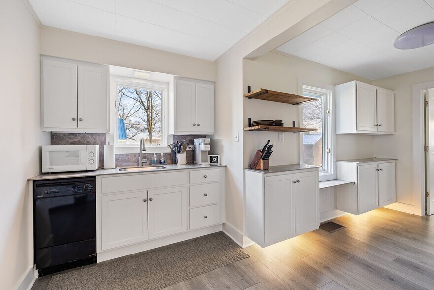 Building Photo - 321 Lakeside Dr