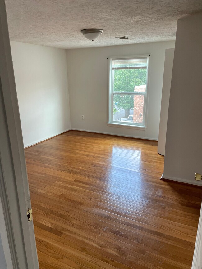 Building Photo - 127 Montmullin St