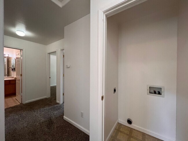 Building Photo - 665 Starlite Dr