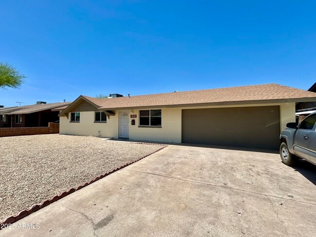 Building Photo - 4024 W Las Palmaritas Dr
