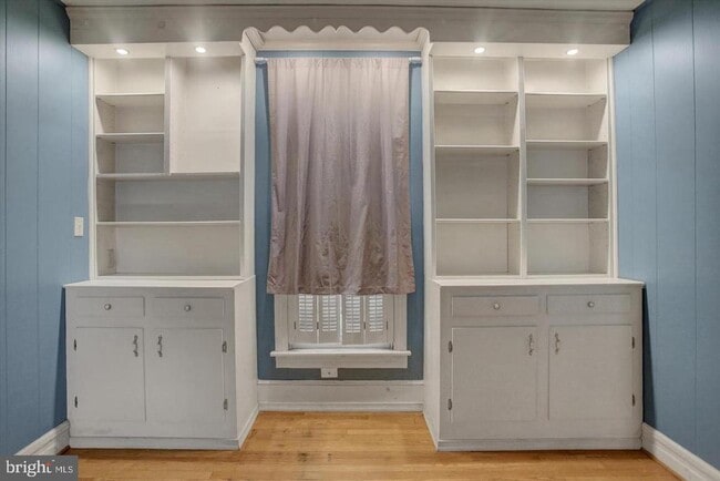 Building Photo - 230 W 2nd St