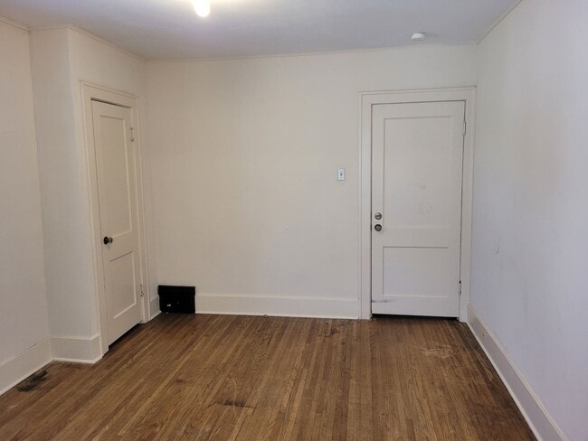 Building Photo - Charming home DOWNTOWN, steps from Columbia College