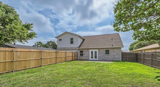 Building Photo - AVAILABLE NOW READY TO MOVE IN