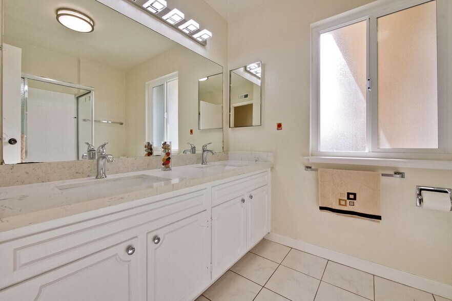 Building Photo - 255 Shearwater Is