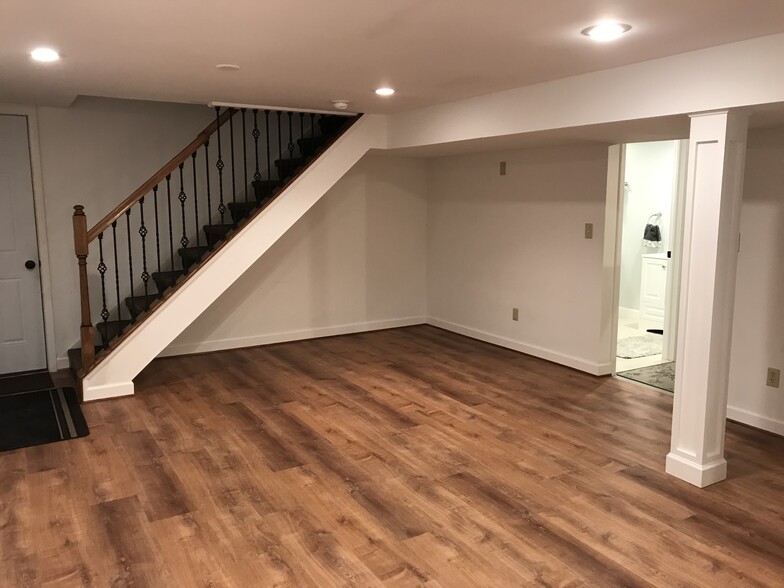 Building Photo - 563 Hickory Dr