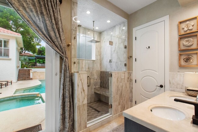 Building Photo - Luxury Rental Available