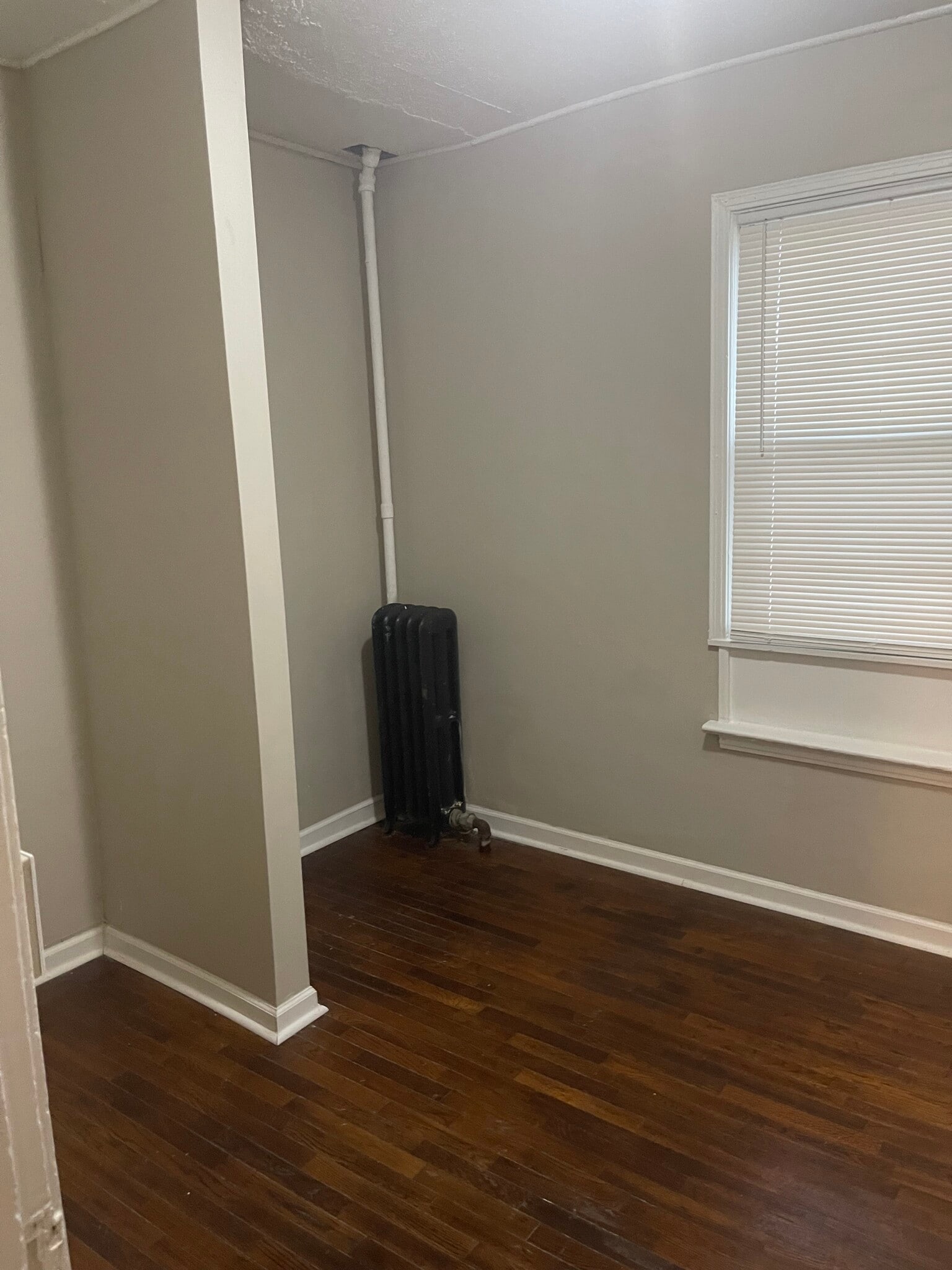 Building Photo - 836 N Larch St