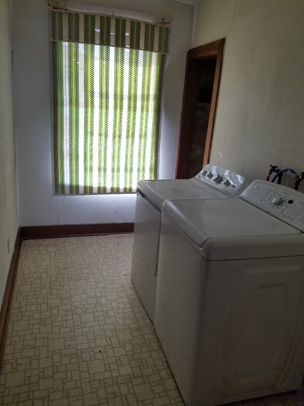 Building Photo - 300 Bowers St