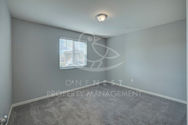 Building Photo - Beautifully maintained and modern 4-bedroom, 2-bathroom