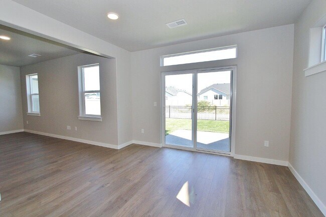 Building Photo - 4032 N Glider Ave