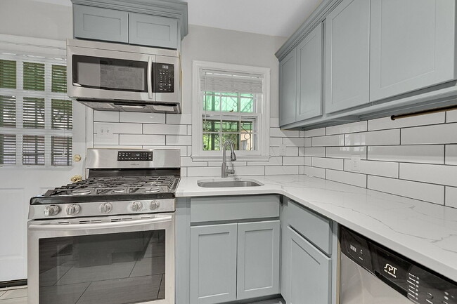 Building Photo - $2,695 - 3 Bed, 1 Bath Updated Home in Den...