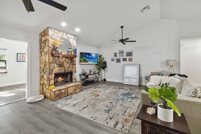 Building Photo - MOVE-IN SPECIAL - Beautiful 3/2 Home in Ba...