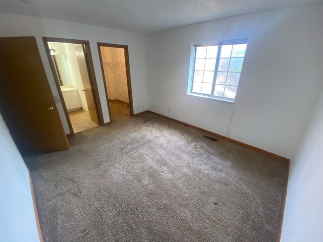 Building Photo - 3br/2.5ba townhome in Eden Prarie