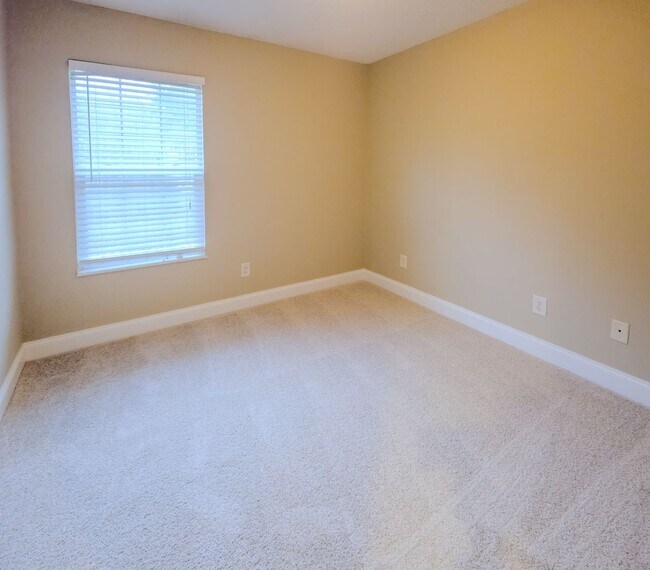 Building Photo - Knoxville 37931 - 4 bedroom 2.5 bath - call Ryan Fogarty 865-333-4840