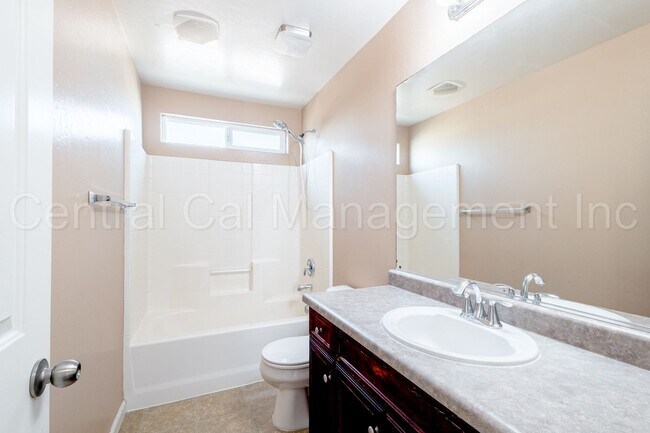 Building Photo - Large 4 Bedroom/2.5 Bath Home with a Large Loft - $2795 Per Month!