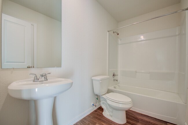 Building Photo - 6202 N Wayside Dr