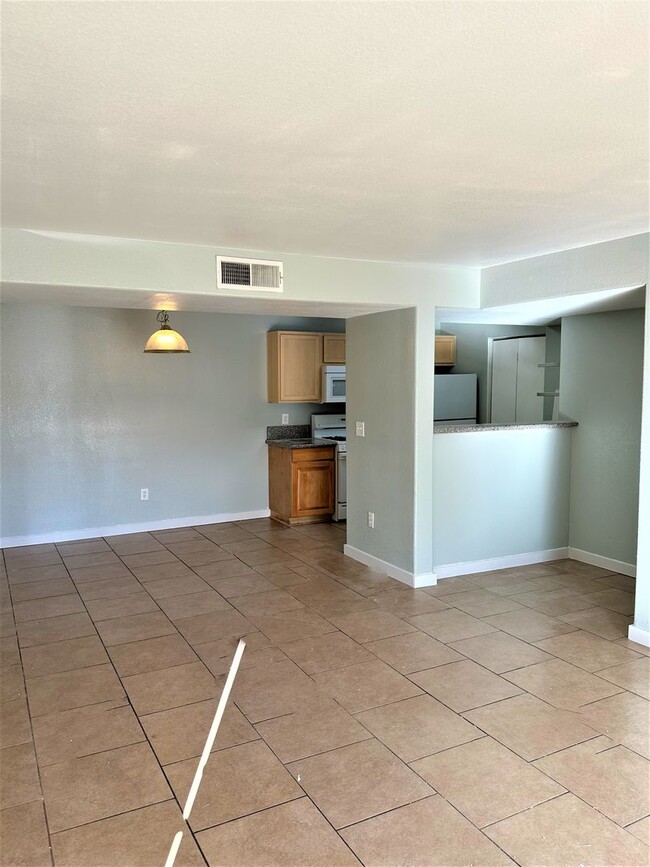 Building Photo - 2 bed 2 bath downstairs condo Gated commun...