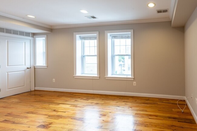 Building Photo - Charming One Bedroom w/ Den in Columbia He...