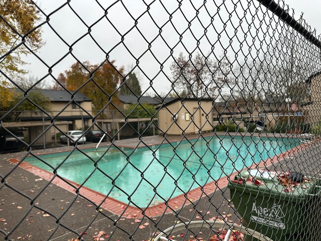 Building Photo - Beautifully updated townhouse in Eugene!