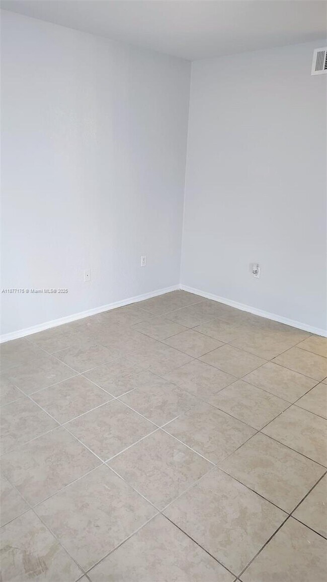 Building Photo - 13929 Fairway Island Dr