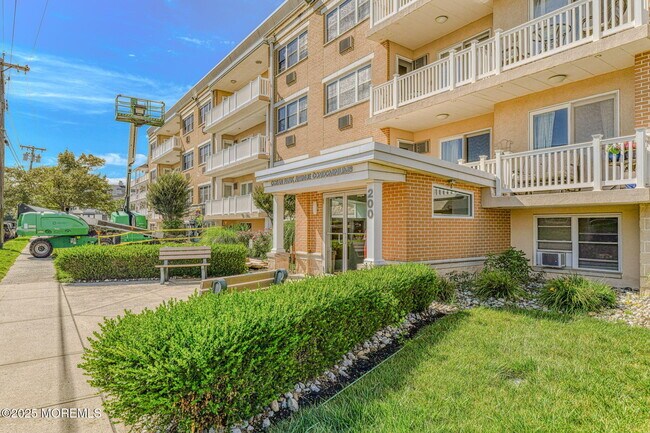 Primary Photo - 200 Ocean Park Ave