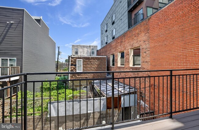 Building Photo - 1843 E Hazzard St