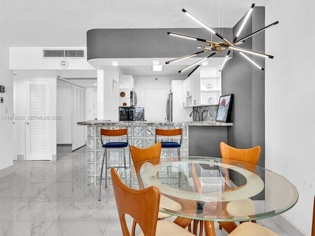 Building Photo - 100 Lincoln Rd