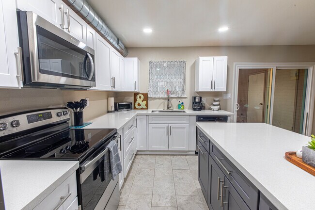 Primary Photo - 2812 S Mill Ave