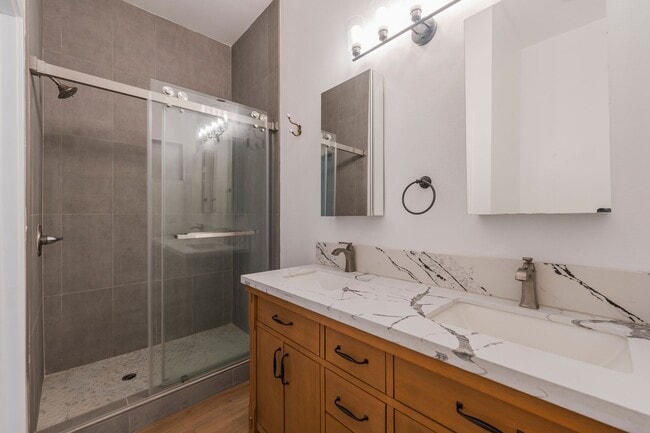 Building Photo - Warm & Inviting Hawthorne Home!