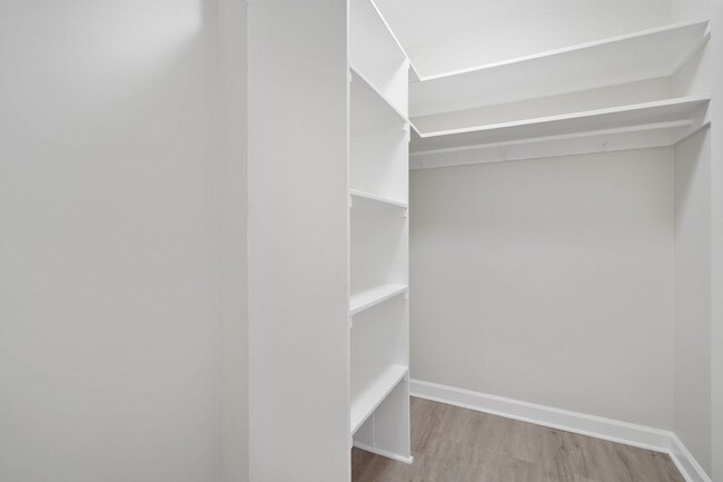 Building Photo - Charming & Bright Studio at River Place West