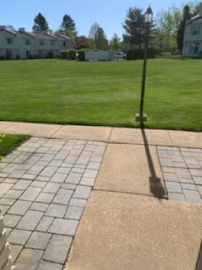 Building Photo - 967 Stratford Ct