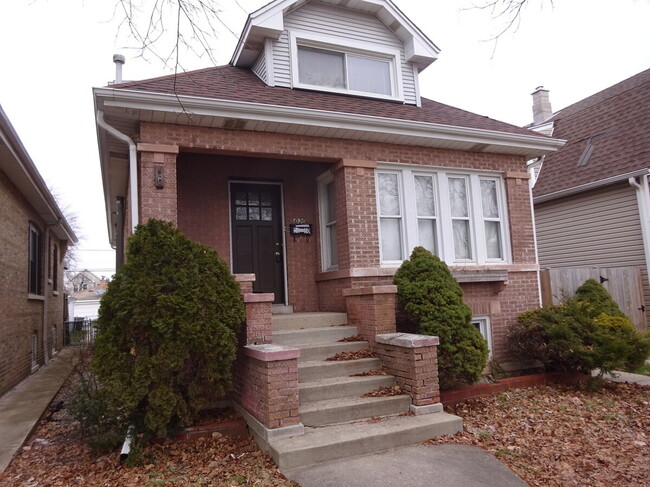 Building Photo - 5030 W Winnemac Ave