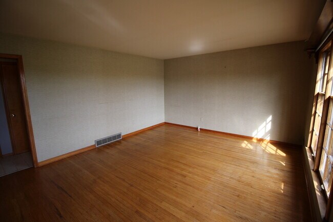 Building Photo - Three bedroom home off S Pope Lick Rd