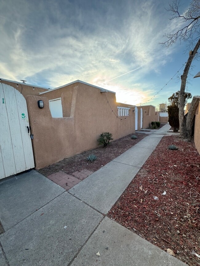 Building Photo - 920 San Pedro Dr SE