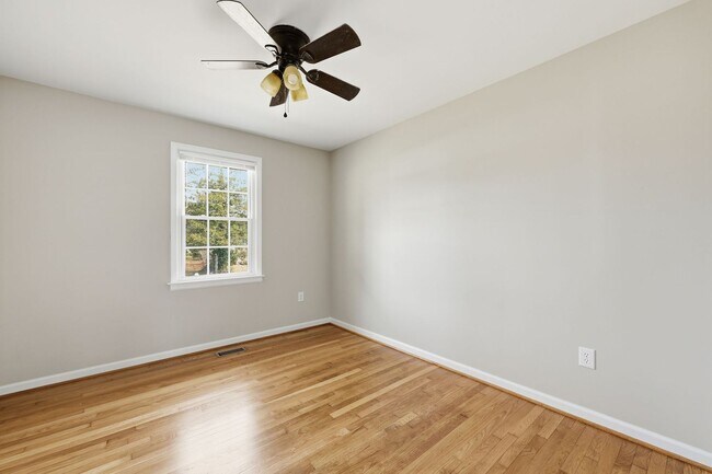 Building Photo - Colonial Heights