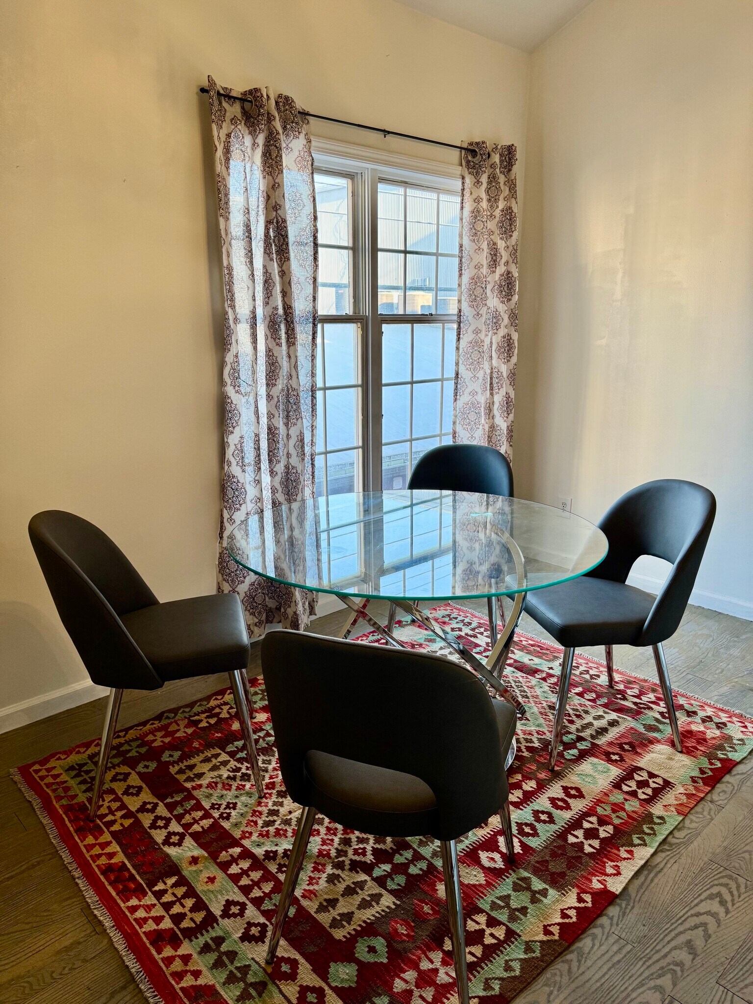 dining area - 111 E 6th St