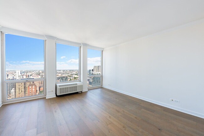 Building Photo - 111 E Chestnut St