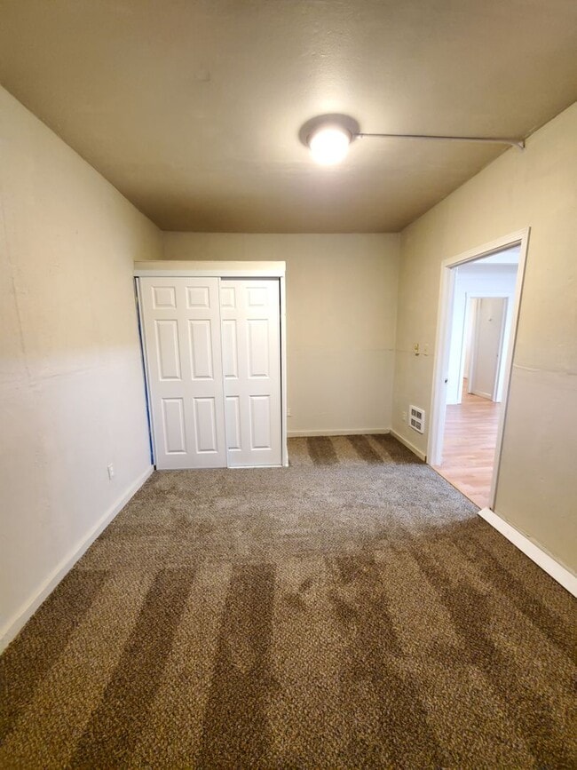 Building Photo - 2 Bedroom for Rent in Warden