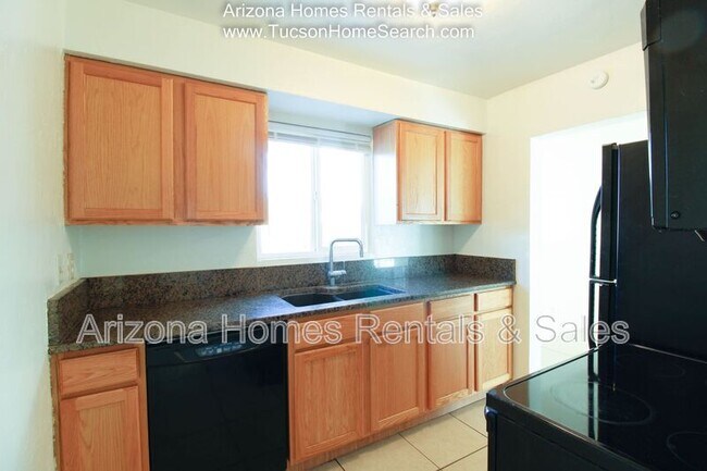 Building Photo - 4559 E Malvern St