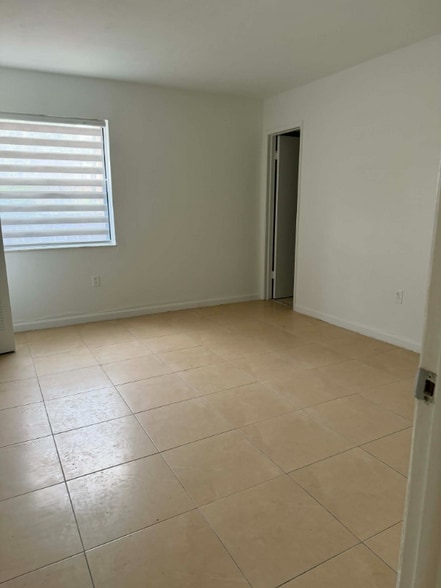 Building Photo - 341 W Park Dr